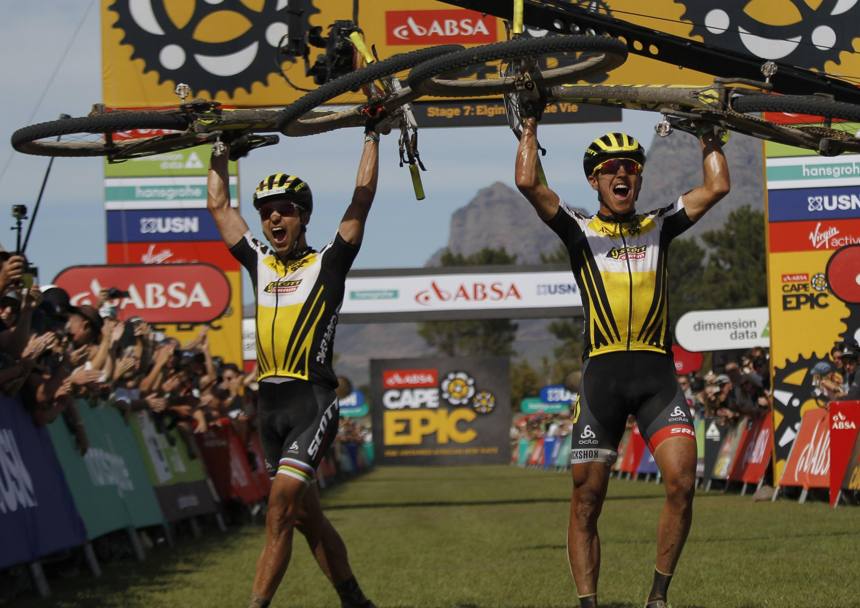 Sud Africa, Cape Epic 2017, gara a tappe per mountain bike. Gli svizzeri Nino Schurter e Matthias Stirnemann esultano per la vittoria (Epa)